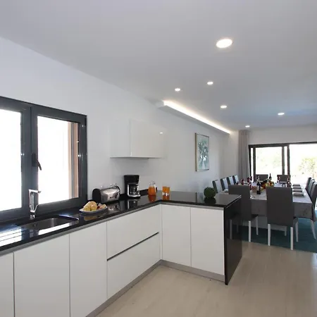 Riviera - Com Piscina Aquecivel, 2 Jacuzzis E Bbq Em *