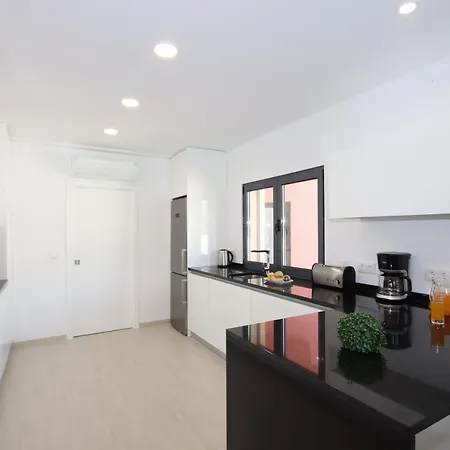 Riviera - Com Piscina Aquecivel, 2 Jacuzzis E Bbq Em *