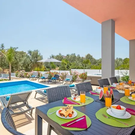 Villa Riviera - Com Piscina Aquecivel, 2 Jacuzzis E Bbq Em *