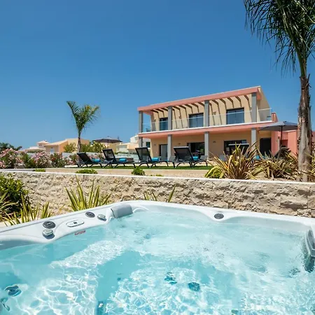 Riviera - Com Piscina Aquecivel, 2 Jacuzzis E Bbq Em * Armação de Pêra